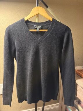 Cashmere Charter Club Black V-Neck Sweater M Capsule Wardrobe Timeless Excellent